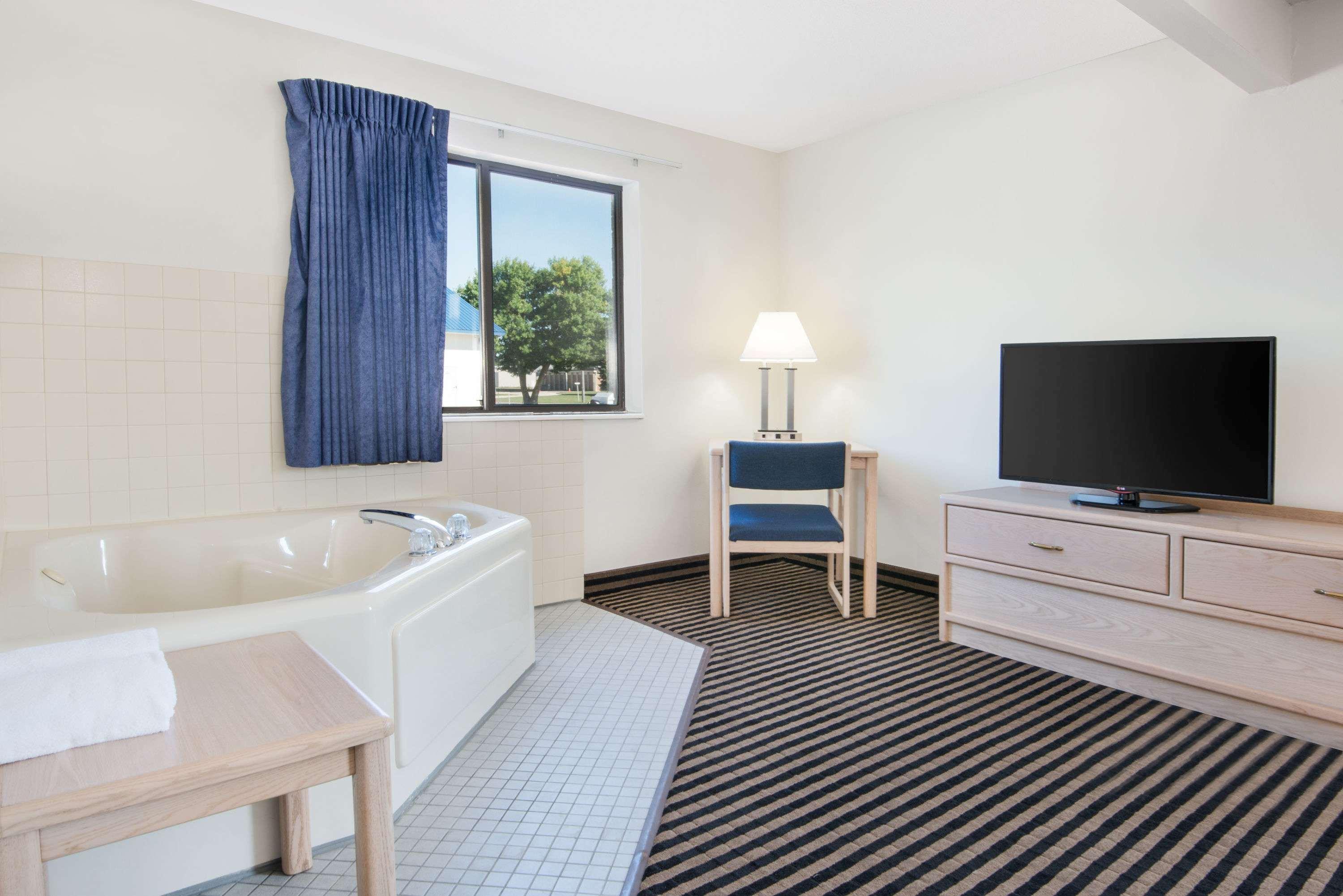 Super 8 By Wyndham Humboldt Hotel Exterior photo