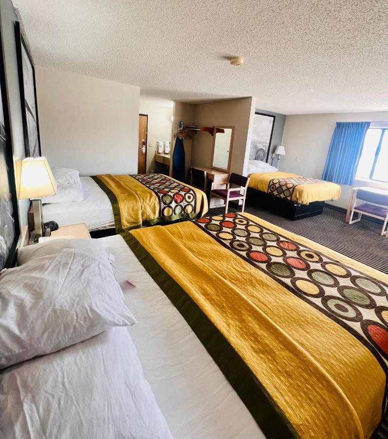 Super 8 By Wyndham Humboldt Hotel Exterior photo