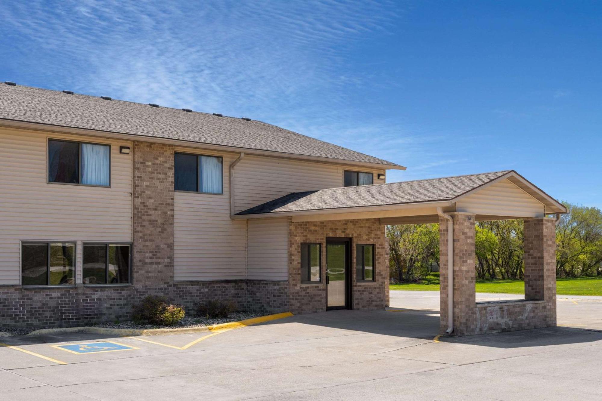 Super 8 By Wyndham Humboldt Hotel Exterior photo